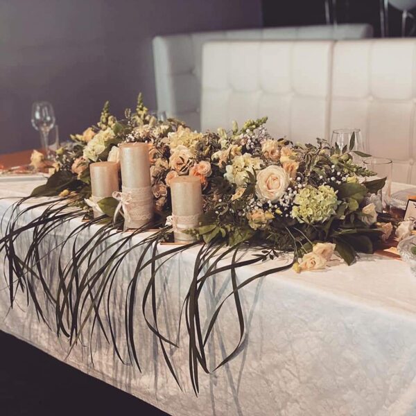 Svētku galda noformējums ar svecēm