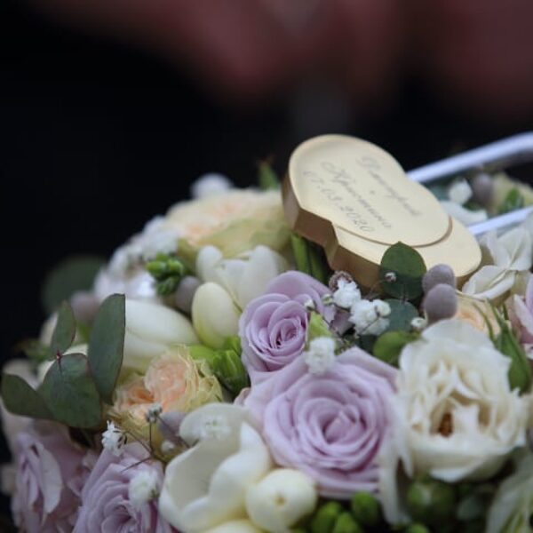 Kāzu dekors ar gravētu dekoru