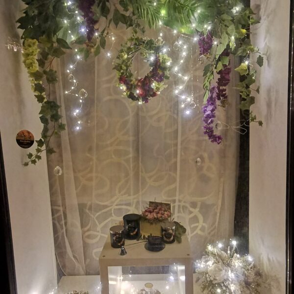 Tune in Mindset salona skatlogu dekorēšana