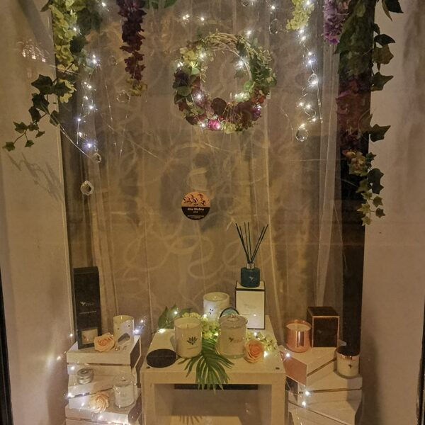 Tune in Mindset salona skatlogu dekorēšana